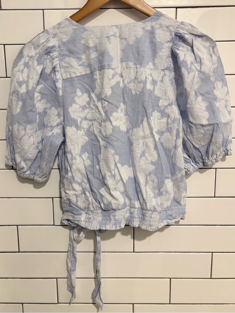 Banana Republic Light Blue Floral Wrap Top with Puff Sleeves M - Picture 4 of 4